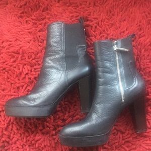 SOLD ❤️❤️❤️❤️❤️❤️❤️Gorgeous Donald J Pliner Milan2 Booties